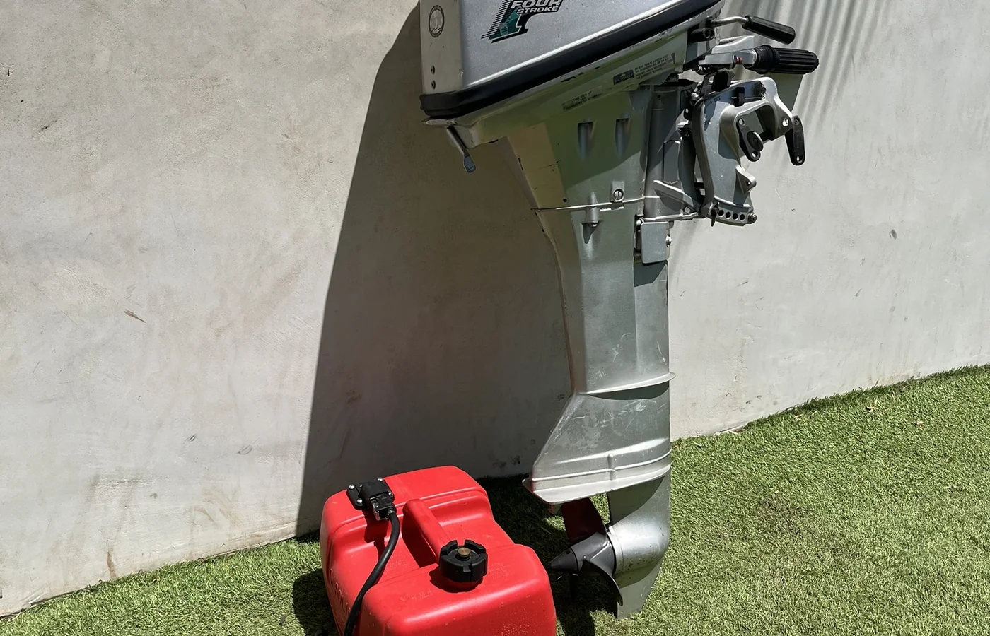 Honda 8 HP four-stroke outboard motor with fuel tank